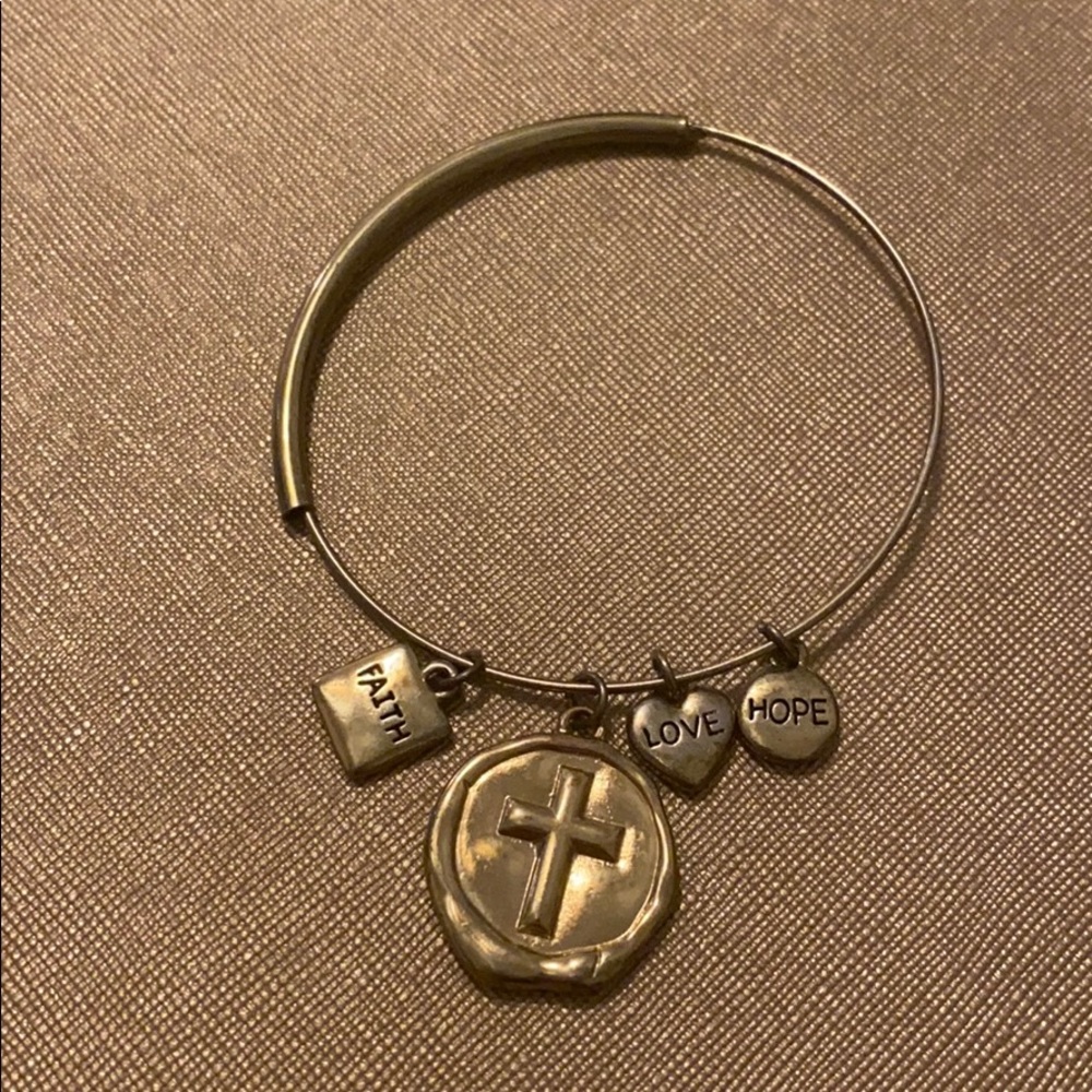 🔴3 for $15🔴Gold Toned Faith Hope Love Bracelet